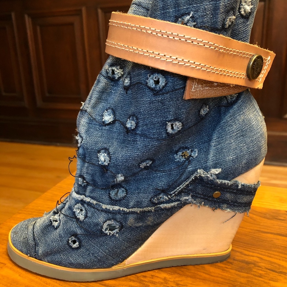 Jaguar sz 6.5 denim bootie with a crepe wedge heel